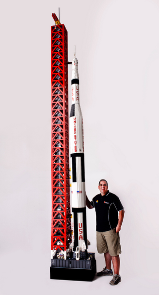 Illustration for article titled Man builds 19-foot-tall model of Apollo 11 out of 120,000 LEGO bricks